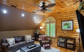 Iron Mountain Lodge - Beautiful Cabin With Forest & Mountain Views!